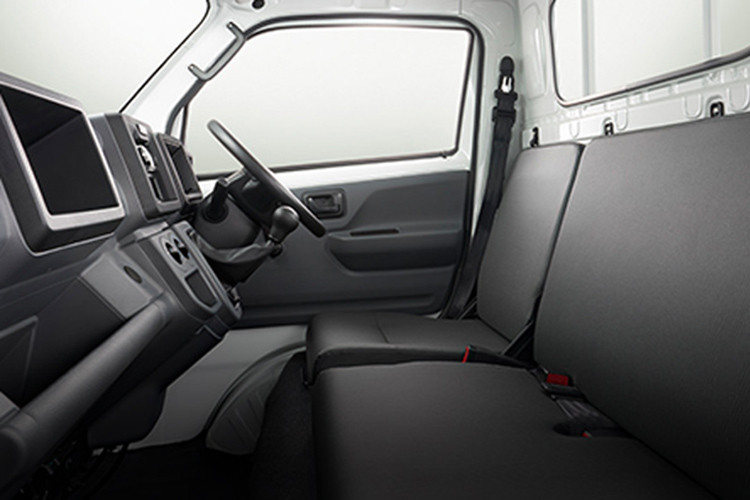 Ngoài ra, kích thước của khoang chở hàng ở 2 cấu hình cũng khác nhau. Theo đó, ở cấu hình Flat Deck, Suzuki Carry 2019 có khoang chở hàng dài 2.505 mm, rộng 1.665 mm và cao 360 mm. Các con số tương ứng của cấu hình Wide Deck là 2.505 mm, 1.745 mm và 425 mm.