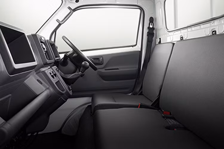 Ngoài ra, kích thước của khoang chở hàng ở 2 cấu hình cũng khác nhau. Theo đó, ở cấu hình Flat Deck, Suzuki Carry 2019 có khoang chở hàng dài 2.505 mm, rộng 1.665 mm và cao 360 mm. Các con số tương ứng của cấu hình Wide Deck là 2.505 mm, 1.745 mm và 425 mm.