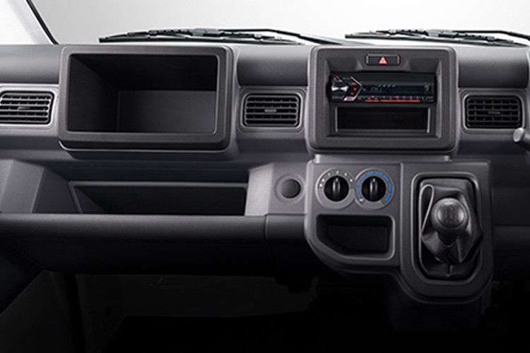 Những trang bị đáng chú ý của khác của mẫu xe tải nhỏ Suzuki Carry 2019 bao gồm ghế lái có thể chỉnh được, vô lăng chỉnh điện, điều hòa không khí, hệ thống âm thanh và ghế trượt ở bản cao cấp nhất.