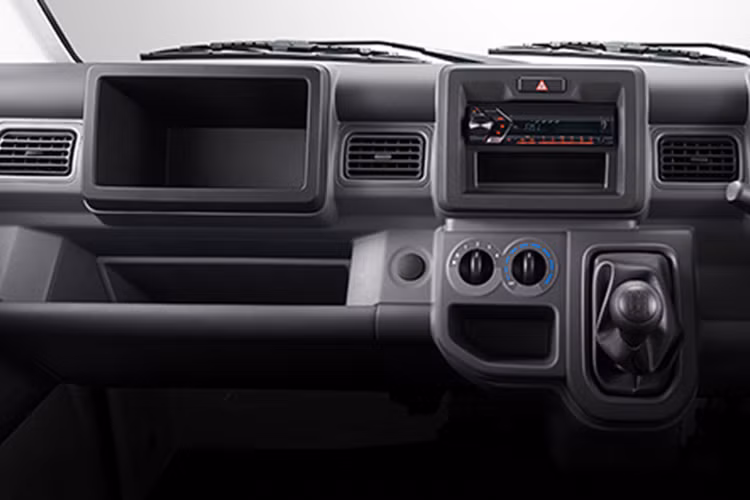 Những trang bị đáng chú ý của khác của mẫu xe tải nhỏ Suzuki Carry 2019 bao gồm ghế lái có thể chỉnh được, vô lăng chỉnh điện, điều hòa không khí, hệ thống âm thanh và ghế trượt ở bản cao cấp nhất.