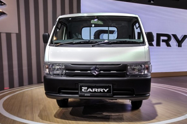 Nhằm duy trì thành công của Carry, hãng Suzuki đã bổ sung thiết kế phong cách hơn cho mẫu xe tải chở hàng hạng nhẹ này. Trái ngược với thiết kế có vẻ tròn trịa của thế hệ cũ, Suzuki Carry 2019 mới sở hữu thiết kế ngoại hình sắc sảo và ấn tượng hơn thể hiện rõ qua thiết kế lưới tản nhiệt và cụm đèn pha...