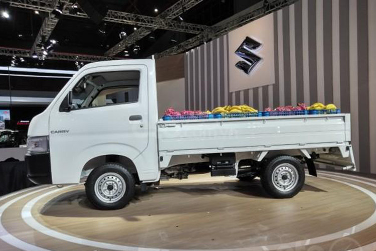 Hãng Suzuki đã bắt đầu xuất khẩu Carry từ Nhật Bản vào năm 1976. Sự bền bỉ và khả năng chở hàng ấn tượng đã khiến Suzuki Carry được ưa chuộng trên toàn thế giới. Hiện Suzuki Carry đang được bày bán tại 145 quốc gia trên toàn thế giới và mang về doanh số hơn 2 triệu chiếc.
