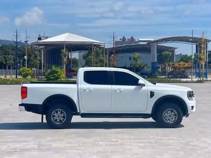Ford Ranger XLS+ 2025 moi vua ra mat Viet Nam co gi hay?-Hinh-3