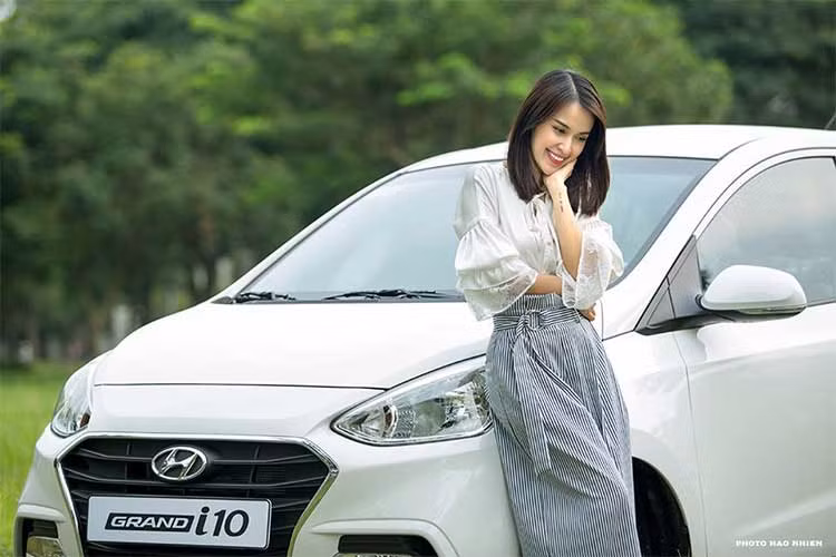 Các kích cỡ của mẫu xe giá rẻ Grand i10 thay đổi theo hướng đem đến một chiếc xe đô thị cá tính mà vẫn rộng rãi cho khách hàng. Xe được trang bị những tính năng hiện đại: đèn LED chạy ban ngày DRL, lazang hợp kim Diamond Cut, tay nắm cửa mạ crom, đèn hậu vân LED 3D,...