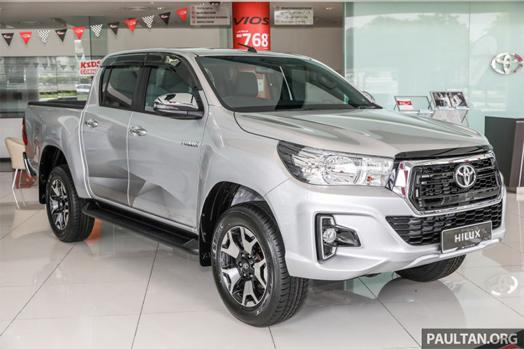 Tại thị trường Việt Nam, Toyota Hilux mới được phân phối 3 phiên bản cùng sử dụng động cơ 2.4 lít là: 2.4G 4x4 MT, 2.4E 4x2 MT và phiên bản mới 2.4E 4x2 AT. Mức giá bán ra thị trường thấp nhất từ 631 triệu đồng.