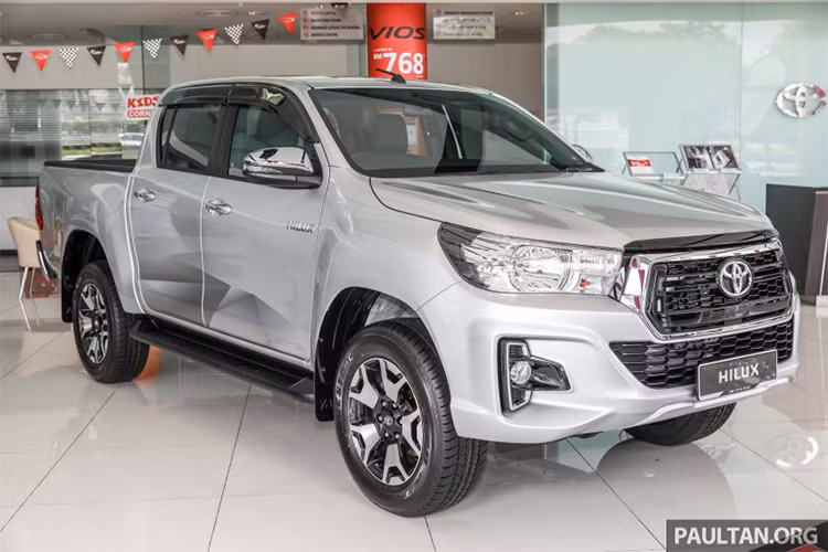 Tại thị trường Việt Nam, Toyota Hilux mới được phân phối 3 phiên bản cùng sử dụng động cơ 2.4 lít là: 2.4G 4x4 MT, 2.4E 4x2 MT và phiên bản mới 2.4E 4x2 AT. Mức giá bán ra thị trường thấp nhất từ 631 triệu đồng.