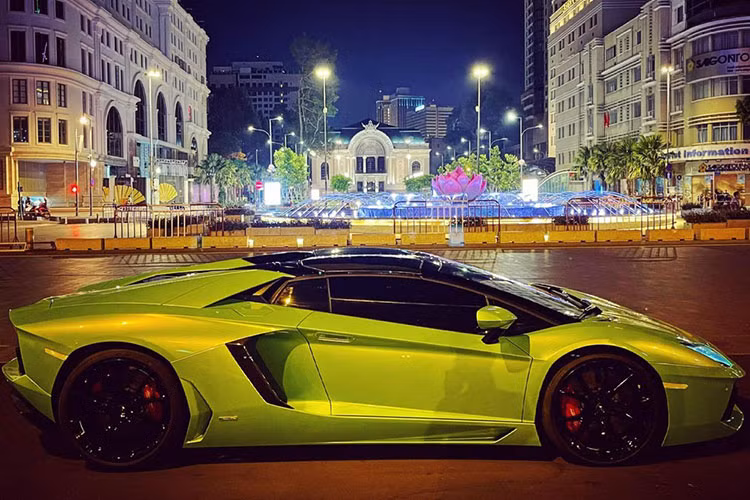 Lamborghini Aventador Roadster hon 37 ty bi 