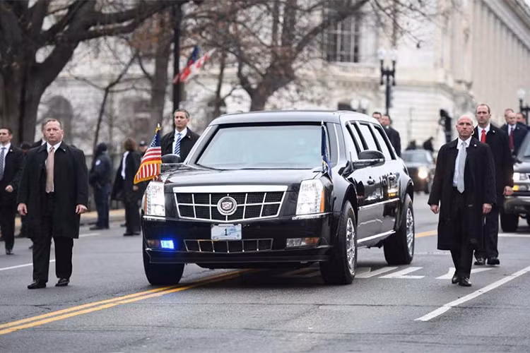 Siêu xe limousine Cadillac chống đạn mới của Tổng thống Trump sẽ sử dụng khung gầm của... xe tải cỡ lớn, hơn 12 chiếc The Beast 2.0 đã được Cadillac chế tạo theo hợp đồng có giá trị 15,8 triệu USD ký với chính phủ.