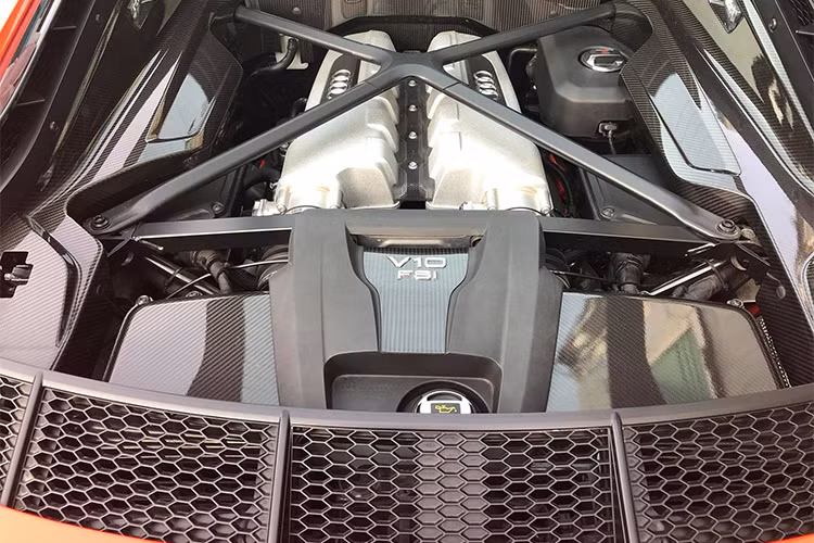 Audi R8 V10 Plus sở hữu khối động cơ V10 5.2L FSI hút khí tự nhiên công suất 610 mã lực, mô-men xoắn 560 Nm. Đi kèm khối động cơ khủng này là hộp số S tronic 7 cấp cải tiến với 3 chế độ, kết hợp với hệ thống dẫn động bốn bánh. Xe có khả năng tăng tốc từ 0-100km/h trong 3,2 giây và đạt tốc độ tối đa 330 km/h.