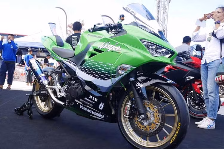 Tại triển lãm EICMA 2017 vừa diễn ra vào tháng 11/2017, mẫu xe môtô Kawasaki Ninja 400 cùng với phiên bản Ninja 250 dung tích nhỏ hơn đã chính thức được ra mắt, thay thế cho Ninja 300/250 đời cũ rất được ưa chuộng trên Thế giới. Hiện tại, Ninja 400 đã bắt đầu được Kawasaki bày bán tại một số quốc gia trong đó có Việt Nam.