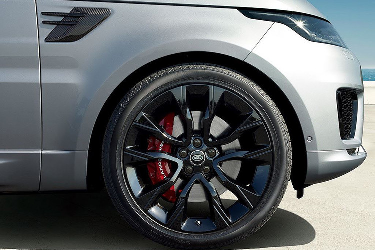 Khách hàng có hai lựa chọn kiểu thiết kế mâm xe và năm màu ngoại thất - Đen Santorini, Trắng Fuji, Bạc Indus, Đỏ Firenze và Xám Carpathian. Phiên bản HST sẽ được trang bị sẵn các má phanh màu đỏ với tùy chọn phủ màu xám kim loại trên bề mặt.