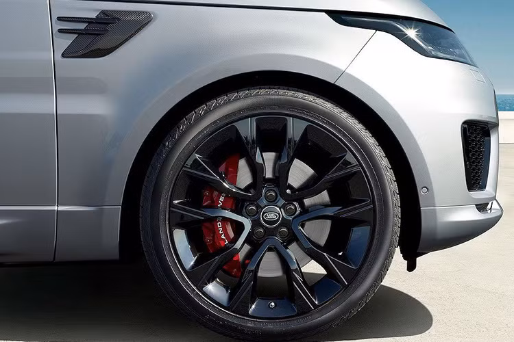 Khách hàng có hai lựa chọn kiểu thiết kế mâm xe và năm màu ngoại thất - Đen Santorini, Trắng Fuji, Bạc Indus, Đỏ Firenze và Xám Carpathian. Phiên bản HST sẽ được trang bị sẵn các má phanh màu đỏ với tùy chọn phủ màu xám kim loại trên bề mặt.