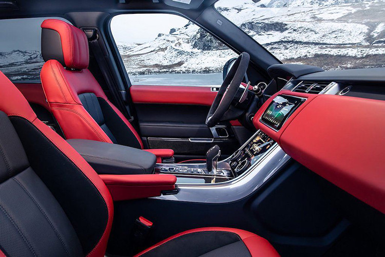 Ngoài ra, các tính năng an toàn được cải tiến bao gồm Hệ thống kiểm soát hành trình Advanced Cruise Control - có tính năng Dừng &amp; Chạy (Stop &amp; Go) và Hỗ trợ lái (Steering Assist) - đi cùng với Hệ thống hỗ trợ phanh khẩn cấp ở tốc độ cao (High Speed Emergency Braking). Các tính năng truyền thống như Hệ thống lái Phản ứng địa hình 2 (Terrain Response 2) cũng sẽ làm tăng thêm khả năng hỗ trợ cho chủ nhân.