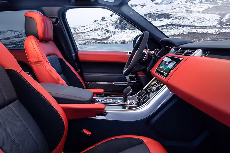 Ngoài ra, các tính năng an toàn được cải tiến bao gồm Hệ thống kiểm soát hành trình Advanced Cruise Control - có tính năng Dừng &amp; Chạy (Stop &amp; Go) và Hỗ trợ lái (Steering Assist) - đi cùng với Hệ thống hỗ trợ phanh khẩn cấp ở tốc độ cao (High Speed Emergency Braking). Các tính năng truyền thống như Hệ thống lái Phản ứng địa hình 2 (Terrain Response 2) cũng sẽ làm tăng thêm khả năng hỗ trợ cho chủ nhân.