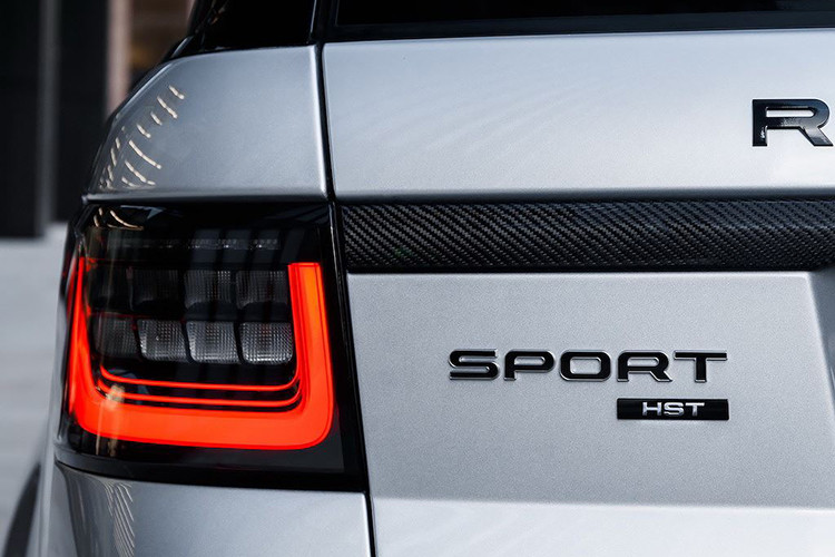 Với khả năng đạt vòng tua 120.000rpm chỉ trong vòng 0,5 giây thông qua việc kết nối trực tiếp với van tiết lưu, công nghệ mới này hầu như loại bỏ được độ trễ chân ga khi tăng tốc. Được hỗ trợ bởi bộ tăng áp cuộn đôi và hệ thống van biến thiên liên tục, động cơ Ingenium mới đem tới công suất 400PS và mô-men xoắn 550Nm. Nhờ đó, xe có thể tăng tốc từ 0-100km/h trong vòng 6,2 giây và đạt tốc độ tối đa 225km/h.