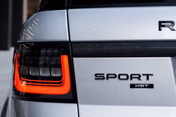 Với khả năng đạt vòng tua 120.000rpm chỉ trong vòng 0,5 giây thông qua việc kết nối trực tiếp với van tiết lưu, công nghệ mới này hầu như loại bỏ được độ trễ chân ga khi tăng tốc. Được hỗ trợ bởi bộ tăng áp cuộn đôi và hệ thống van biến thiên liên tục, động cơ Ingenium mới đem tới công suất 400PS và mô-men xoắn 550Nm. Nhờ đó, xe có thể tăng tốc từ 0-100km/h trong vòng 6,2 giây và đạt tốc độ tối đa 225km/h.