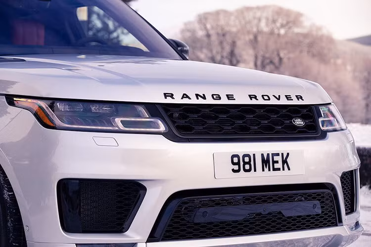 So với các phiên bản thường, Range Rover Sport HST có sự kết hợp độc đáo giữa nội thất và ngoại thất bao gồm: huy hiệu được chế tác riêng và các ốp hốc gió bằng sợi carbon carbon trang trí trên nắp ca-pô, lưới tản nhiệt phía trước, lỗ thông hơi bên hông và đuôi xe.