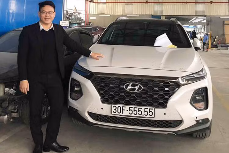 Theo chia sẻ của anh Tuấn, một nhân viên kinh doanh tại đại lý Hyundai, xe đang được rao bán với giá 2,5 tỷ đồng. Ngoài ra, điều thú vị là chiếc xe này chỉ được bán kèm 60 triệu đồng tiền chênh so với giá Hyundai Thành Công công bố. Những chiếc khác thường được cộng 100 triệu đồng.
