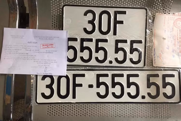 Được biết, chủ xe đã đi đăng ký biển số và thực hiện việc bốc biển ngẫu nhiên tại trụ sở đăng ký xe của Phòng Cảnh sát giao thông CA TP Hà Nội cơ sở số 5 Ngọc Hồi. Ngoài chiếc Huyndai SantaFe biển ngũ quý mới xuất hiện đầu năm 2019, trước đó những biển số ngũ quý như 30F-222.22 và 30F-333.33 cũng thuộc về xe Hyundai Santa Fe.