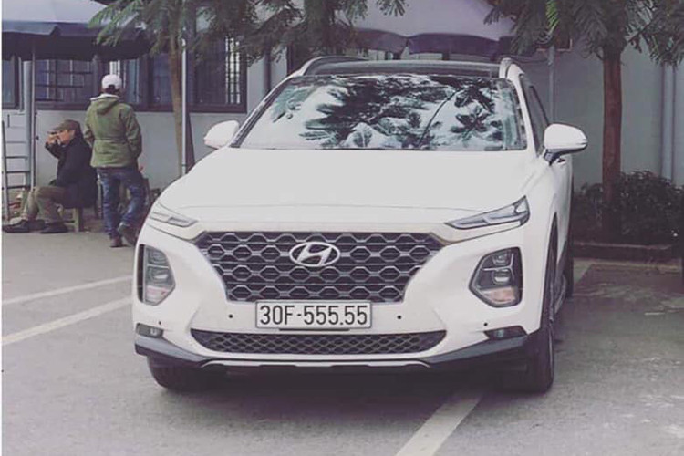 Mới đây, trên mạng xã hội đã xôn xao về chiếc xe Hyundai SantaFe 2019 vừa đăng ký mang biển số đẹp "ngũ quý" 30F-555.55. Theo nhiều người, đây là biển số may mắn có thể giúp chủ nhân thuận lợi trong làm ăn.