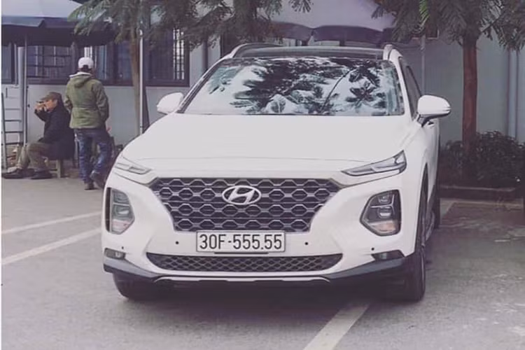 Mới đây, trên mạng xã hội đã xôn xao về chiếc xe Hyundai SantaFe 2019 vừa đăng ký mang biển số đẹp "ngũ quý" 30F-555.55. Theo nhiều người, đây là biển số may mắn có thể giúp chủ nhân thuận lợi trong làm ăn.