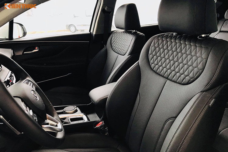 Tại Việt Nam, Hyundai SantaFe 2019 được phân phối với 6 phiên bản và 6 lựa chọn màu sắc gồm đen, trắng, đỏ đô, bạc, vàng cát và xanh dương. Cùng với đó là 2 phiên bản động cơ. Động cơ xăng Theta II 2,4 lít cho công suất 188 mã lực tại 6.000 vòng/phút và mô-men xoắn 241 Nm tại 4.000 vòng/phút, đi kèm với hộp sô tự động 6 cấp Shifttronic.