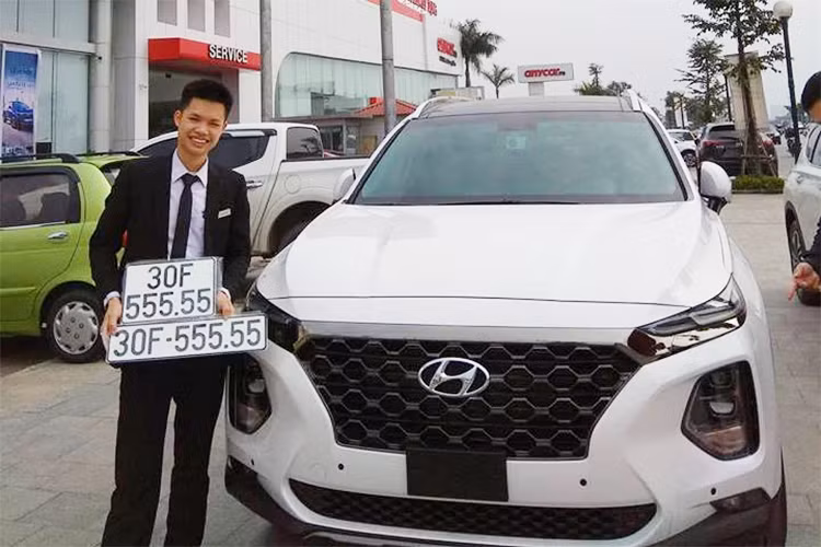 Chiếc SantaFe này là phiên bản xăng đặc biệt, có giá bán 1,135 tỷ đồng. Sau khi hoàn tất thủ tục đăng ký đăng kiểm, chủ nhân phải bỏ ra thêm khoảng 200 triệu đồng. Nếu được bán, ngoài số tiền mua xe, chủ nhân mới của xe sẽ chịu thêm 2% phí sang tên chính chủ, ước tính khoảng gần 25 triệu đồng.