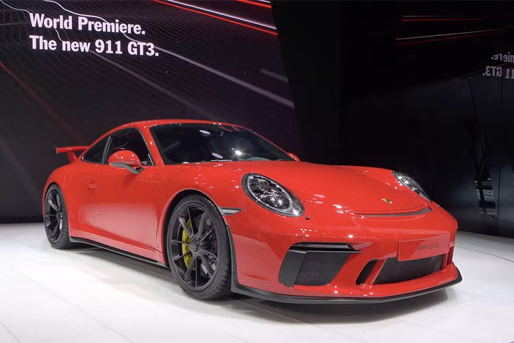Sau một thời gian dài nghiên cứu và phát triển, Porsche 911 GT3 RS bản nâng cấp đã lộ diện chính thức. Xe y sẽ ra mắt toàn cầu tại Geneva Motor Show 2018. Sở hữu động cơ 6 xy-lanh 4.0 lít sản sinh công suất 520 mã lực. Nhờ sử dụng hộp số ly hợp kép 7 cấp, GT3 RS có khả năng tăng tốc 0-100 km/h trong 3,2 giây trước khi đạt vận tốc tối đa 312 km/h.