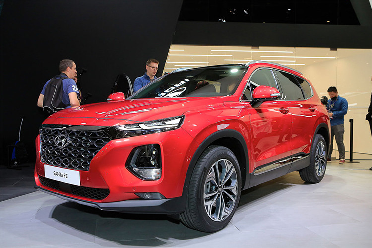 Mẫu SUV Santa Fe 2019 thay đổi toàn diện về diện mạo bên ngoài cũng như nội thất. Đây là chiếc xe bình dân được đánh giá hấp dẫn nhất tại Geneva Motor Show lần này. Santa Fe 2019 có 3 tùy chọn động cơ, gồm 2 phiên bản máy dầu 2.0L, 2.2L và một phiên bản máy xăng 2.0L. Hộp số tự động 8 cấp. Giá bán của dòng xe này khởi điểm từ 26.000 USD tại thị trường nội địa dành cho bản máy dầu 2.0L.