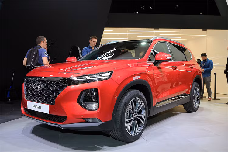 Mẫu SUV Santa Fe 2019 thay đổi toàn diện về diện mạo bên ngoài cũng như nội thất. Đây là chiếc xe bình dân được đánh giá hấp dẫn nhất tại Geneva Motor Show lần này. Santa Fe 2019 có 3 tùy chọn động cơ, gồm 2 phiên bản máy dầu 2.0L, 2.2L và một phiên bản máy xăng 2.0L. Hộp số tự động 8 cấp. Giá bán của dòng xe này khởi điểm từ 26.000 USD tại thị trường nội địa dành cho bản máy dầu 2.0L.