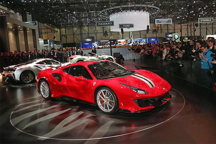Siêu xe Ferrari 488 Pista được thừa hưởng những công nghệ tiên tiến nhất của hãng nên cho cảm giác lái và hiệu năng ấn tượng. Siêu xe này cạnh tranh trực tiếp với Porsche 911 GT2 RS. Xe trang bị động cơ tăng áp kép V8 3.9 lít, công suất 720 mã lực, Ferrari 488 Pista tăng tốc 0-100 km/h mất 2,85 giây trước khi đạt vận tốc tối đa 340 km/h.