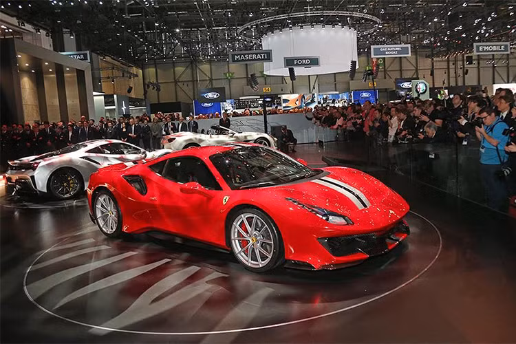 Siêu xe Ferrari 488 Pista được thừa hưởng những công nghệ tiên tiến nhất của hãng nên cho cảm giác lái và hiệu năng ấn tượng. Siêu xe này cạnh tranh trực tiếp với Porsche 911 GT2 RS. Xe trang bị động cơ tăng áp kép V8 3.9 lít, công suất 720 mã lực, Ferrari 488 Pista tăng tốc 0-100 km/h mất 2,85 giây trước khi đạt vận tốc tối đa 340 km/h.