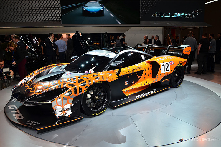 Siêu xe McLaren Senna mới thuộc dòng Ultimate Series. Nó chỉ được giới hạn 500 chiếc với giá 1 triệu USD. Động cơ V8 tăng áp kép 4.0 lít đặt giữa là động cơ đốt trong mạnh mẽ nhất từng được McLaren chế tạo, sản sinh công suất 789 mã lực và mô men xoắn cực đại 800 Nm. McLaren cũng sẽ trưng bày 4 biến thể khác của Senna tại triển lãm lần này.