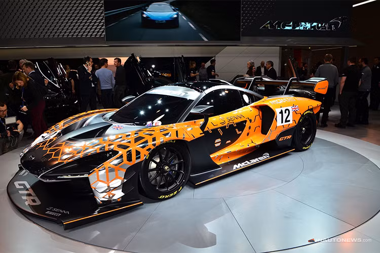Siêu xe McLaren Senna mới thuộc dòng Ultimate Series. Nó chỉ được giới hạn 500 chiếc với giá 1 triệu USD. Động cơ V8 tăng áp kép 4.0 lít đặt giữa là động cơ đốt trong mạnh mẽ nhất từng được McLaren chế tạo, sản sinh công suất 789 mã lực và mô men xoắn cực đại 800 Nm. McLaren cũng sẽ trưng bày 4 biến thể khác của Senna tại triển lãm lần này.