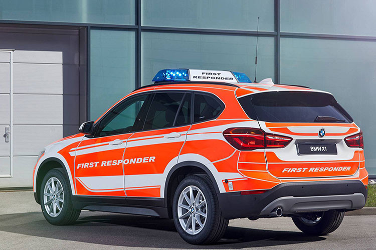 Mẫu xe BMW X1 phiên bản mới đã được lựa chọn trở thành mẫu xe cứu hộ, phản ứng nhanh. Thân xe với tông Cam neon-trắng chính là màu áo chủ đạo, giúp xe nổi bật và dễ nhận thấy hơn khi di chuyển trên phố.