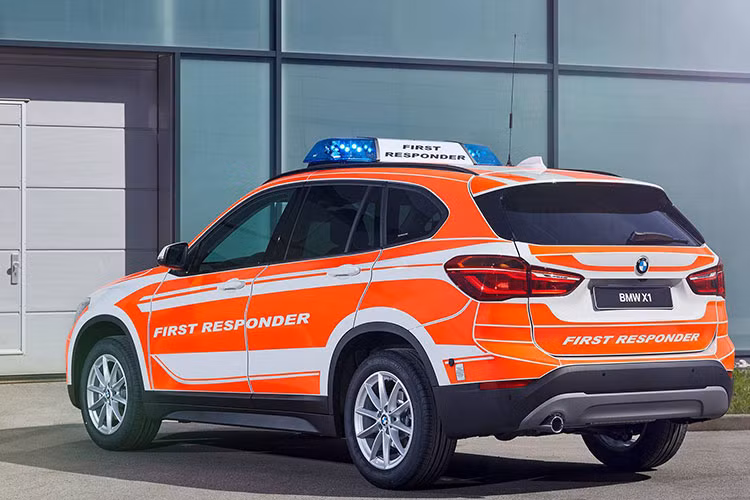 Mẫu xe BMW X1 phiên bản mới đã được lựa chọn trở thành mẫu xe cứu hộ, phản ứng nhanh. Thân xe với tông Cam neon-trắng chính là màu áo chủ đạo, giúp xe nổi bật và dễ nhận thấy hơn khi di chuyển trên phố.