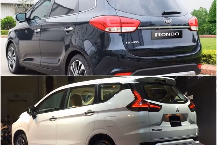 Kia Rondo 2018 bản GATH được trang bị ngoại thất với đèn pha xenon tích hợp projector, tự động bật/tắt cũng như chức năng tự động rửa đèn - hiện đại hơn rất nhiều cụm đèn pha halogen trên Mitsubishi Xpander 2018. Cụm đèn pha Kia Rondo 2018 còn tích hợp đèn LED ban ngày, và gạt mưa tự động, hai tiện ích vẫn chưa được trang bị trên mẫu xe đối thủ.