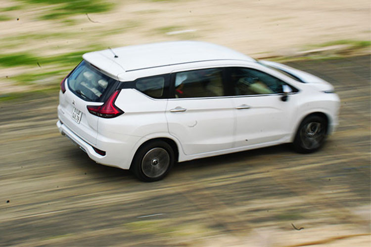 Mitsubishi Xpander chỉ sử dụng động cơ xăng 1.5L MIVEC, 4 xy lanh thẳng hàng, tạo ra công suất tối đa 102 mã lực tại 6000 vòng/phút và mô-men xoắn cực đại 141Nm tại 4000 vòng/phút. Đi kèm với động cơ này là hộp số tự động 4 cấp. So sánh tỉ lệ trọng lượng trên công suất, Kia Rondo GATH 2018 sở hữu tỉ lệ 9,55 kg/mã lực vượt trội so với thông số tương tự trên Mitsubishi Xpander 2018 12,1 kg/mã lực.