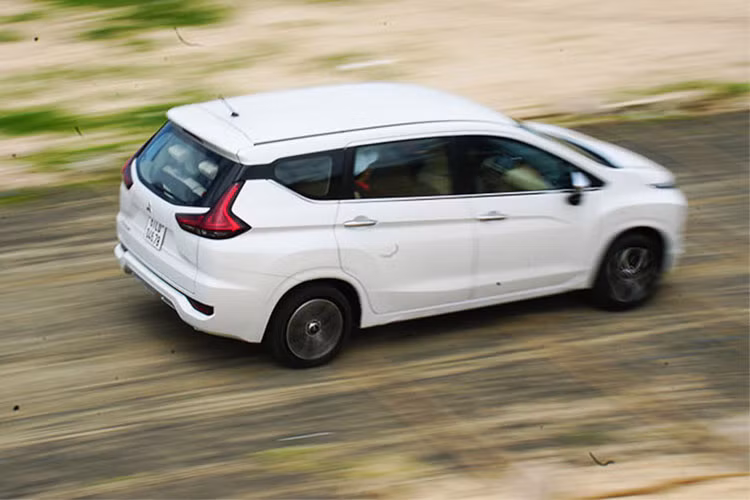 Mitsubishi Xpander chỉ sử dụng động cơ xăng 1.5L MIVEC, 4 xy lanh thẳng hàng, tạo ra công suất tối đa 102 mã lực tại 6000 vòng/phút và mô-men xoắn cực đại 141Nm tại 4000 vòng/phút. Đi kèm với động cơ này là hộp số tự động 4 cấp. So sánh tỉ lệ trọng lượng trên công suất, Kia Rondo GATH 2018 sở hữu tỉ lệ 9,55 kg/mã lực vượt trội so với thông số tương tự trên Mitsubishi Xpander 2018 12,1 kg/mã lực.