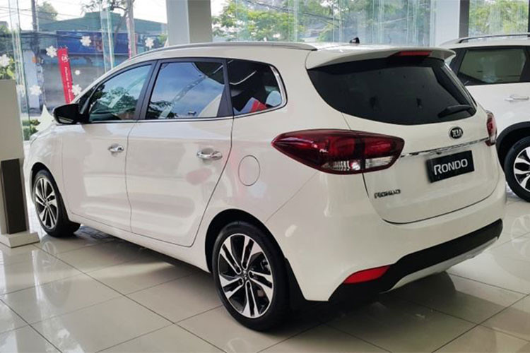 Mẫu xe Kia Rondo phiên bản GATH 2018 được trang bị động cơ xăng 2.0L, 4 xy lanh thẳng hàng, cho công suất 158 mã lực tại 6500 vòng/phút và mô-men xoắn cực đại 194Nm tại 4800 vòng/phút. Kết hợp với động cơ trên là hộp số tự động 6 cấp. Động cơ Kia Rondo GATH 2018 có thông số kỹ thuật vượt trội so với Mitsubishi Xpander AT 2018.
