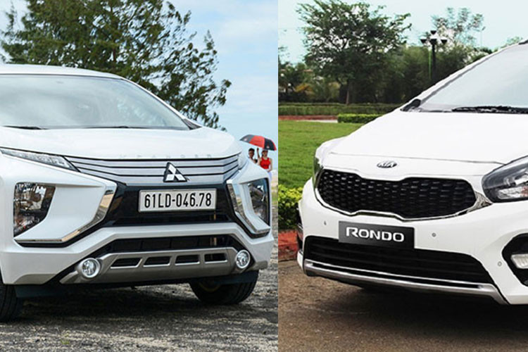 Về kích thước tổng thể, Mitsubishi Xpander nhỏ gọn hơn so với đối thủ đến từ Hàn Quốc với chiều dài ngắn hơn 50mm và chiều rộng nhỏ hơn 55mm. Kích thước này giúp Xpander thuận tiện khi di chuyển trong phố. Không những vậy, chiều dài cơ sở Mitsubishi Xpander 2018 lớn hơn đối thủ và bán kính xoay vòng được tối ưu khá tốt với 5,2 mét. Điều này giúp Mitsubishi Xpander linh hoạt hơn khi lăn bánh trong đô thị.