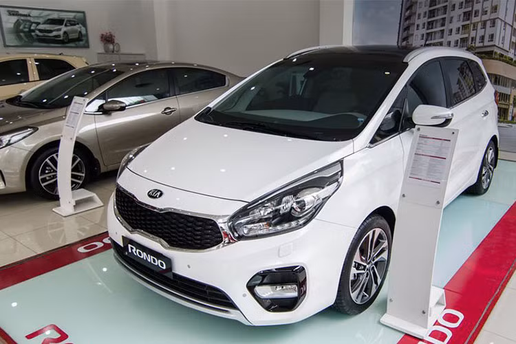 Với mức giá chênh lệch lên tới gần 150 triệu đồng (giá chính hãng 799 triệu đồng), Kia Rondo GATH 2018 vượt trội hơn một chút so với Mitsubishi Xpander AT 2018. Với những ai yêu cầu một mẫu MPV thiết kế bắt mắt, sang trọng, động cơ mạnh mẽ, cùng một loạt trang bị tiện nghi và an toàn, đây cũng là mẫu một xe MPV đáng cân nhắc.