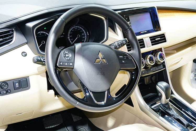Các trang bị tiện nghi của mẫu xe Mitsubishi Xpander AT 2018 cũng khá đầy đủ gồm; hệ thống giải trí với màn hình cảm ứng 6,2 inch, nút bấm khởi động, kiểm soát hành trình, vô-lăng tích hợp các chức năng và cần số bọc da. Nội thất xe hướng tới mục đích chuyên chở và tối ưu sự tiện dụng cho hành khách khi thiết kế tới 16 khu vực để đồ...