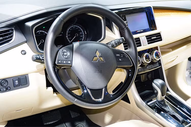 Các trang bị tiện nghi của mẫu xe Mitsubishi Xpander AT 2018 cũng khá đầy đủ gồm; hệ thống giải trí với màn hình cảm ứng 6,2 inch, nút bấm khởi động, kiểm soát hành trình, vô-lăng tích hợp các chức năng và cần số bọc da. Nội thất xe hướng tới mục đích chuyên chở và tối ưu sự tiện dụng cho hành khách khi thiết kế tới 16 khu vực để đồ...