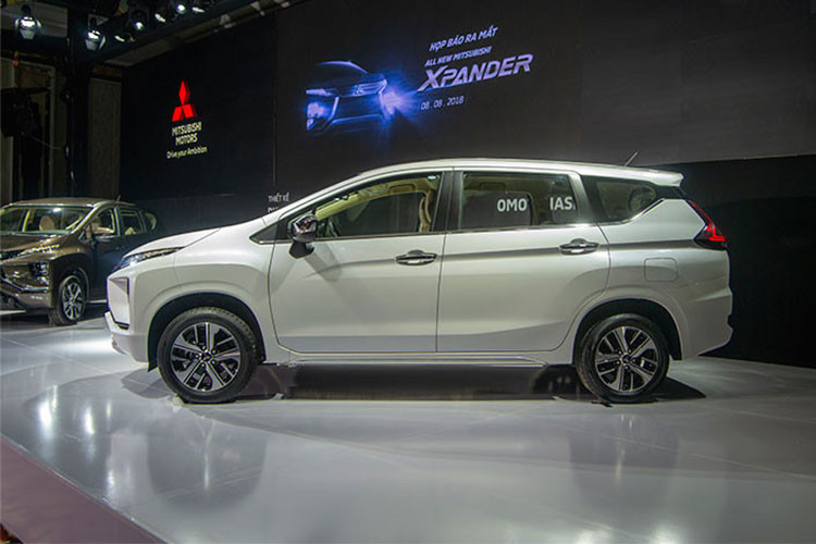 Ngôn ngữ thiết kế Dynamic Shield trên ngoại thất Mitsubishi Xpander cũng được khách hàng Việt đánh ưa thích. Được nhà sản xuất kết hợp phong cách Crossover và MPV, Mitsubishi Xpander có thiết kế hiện đại, hầm hố nhưng cũng khá bắt mắt. Trong khi đó, Kia Rondo 2018 vẫn duy trì phong cách có phần từ tốn, đứng đắn, đậm chất một mẫu xe dành cho khách hàng gia đình.