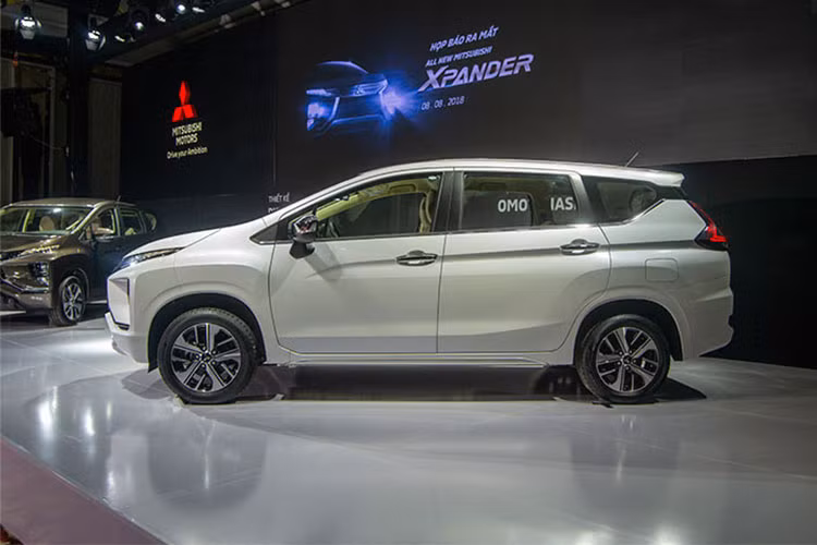 Ngôn ngữ thiết kế Dynamic Shield trên ngoại thất Mitsubishi Xpander cũng được khách hàng Việt đánh ưa thích. Được nhà sản xuất kết hợp phong cách Crossover và MPV, Mitsubishi Xpander có thiết kế hiện đại, hầm hố nhưng cũng khá bắt mắt. Trong khi đó, Kia Rondo 2018 vẫn duy trì phong cách có phần từ tốn, đứng đắn, đậm chất một mẫu xe dành cho khách hàng gia đình.