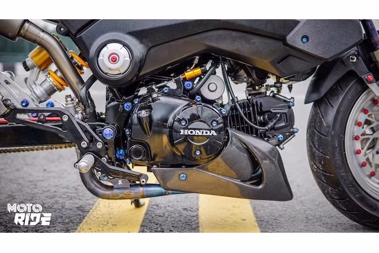 Động cơ nguyên bản của mẫu xe côn tay MSX125 này không có sự thay đổi so với nguyên bản, nó chỉ được trang trí lại với dàn ốc titan Proti, sơn đen và lắp "mỏ cày" bảo vệ bằng sợi carbon của Tyga Performance ở bên dưới gầm. Dàn để chân CNC đem tới tư thế ngồi thoải mái hơn cho xe. 