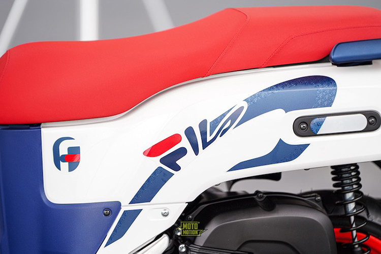 Xe sử dụng vành xe và yên xe đều màu đỏ tạo điểm nhấn ấn tượng hơn cho mẫu tay ga này. Ngoài màu sắc và tem xe thì phiên bản giới hạn này vẫn sử dụng các trang bị từ phiên bản tiêu chuẩn. 