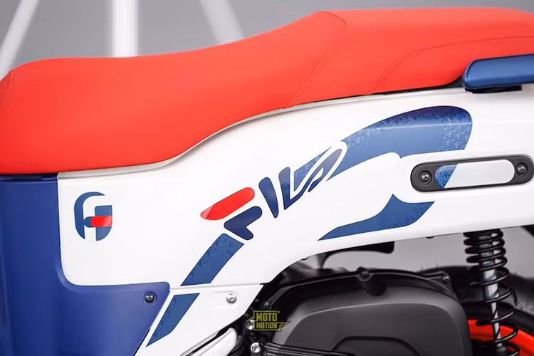 Xe sử dụng vành xe và yên xe đều màu đỏ tạo điểm nhấn ấn tượng hơn cho mẫu tay ga này. Ngoài màu sắc và tem xe thì phiên bản giới hạn này vẫn sử dụng các trang bị từ phiên bản tiêu chuẩn. 