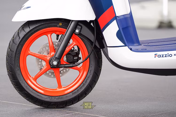 Yamaha Fazzio x Fila Limited Edition 2024 phiên bản đặc biệt này vẫn sử dụng đèn pha LED kèm theo đó là cụm đồng hồ kỹ thuật số toàn phần, hiển thị đầy đủ thông số.